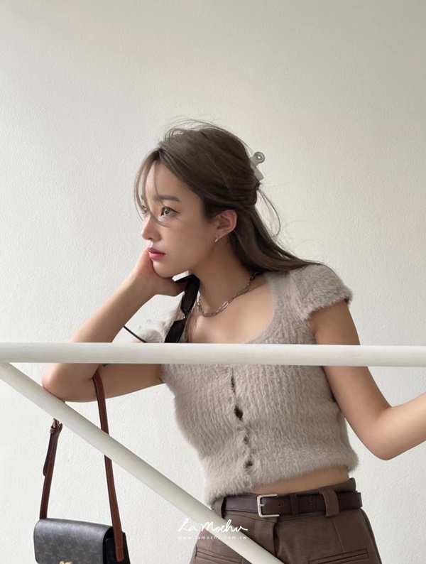 寬領毛毛感短版上衣